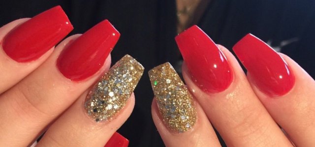 uñas moda rojas dorado brillantes